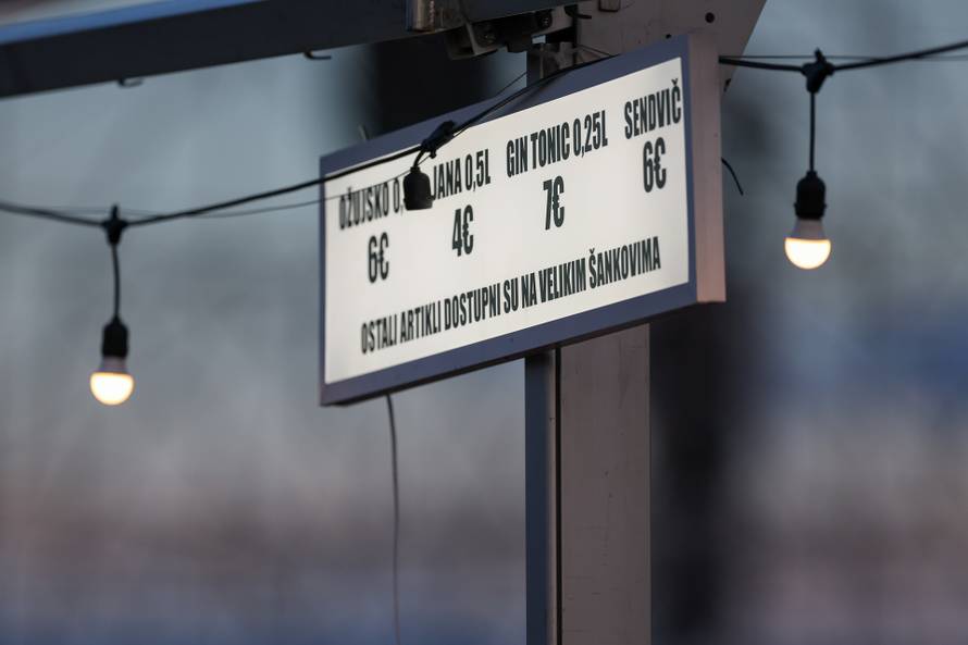 Sinj: Thompsonovi obožavatelji čekaju početak koncerta na hipodromu