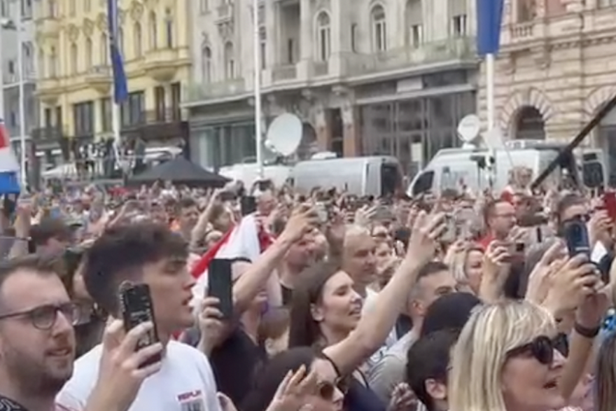 Publika na Trgu poludjela na Mama ŠČ