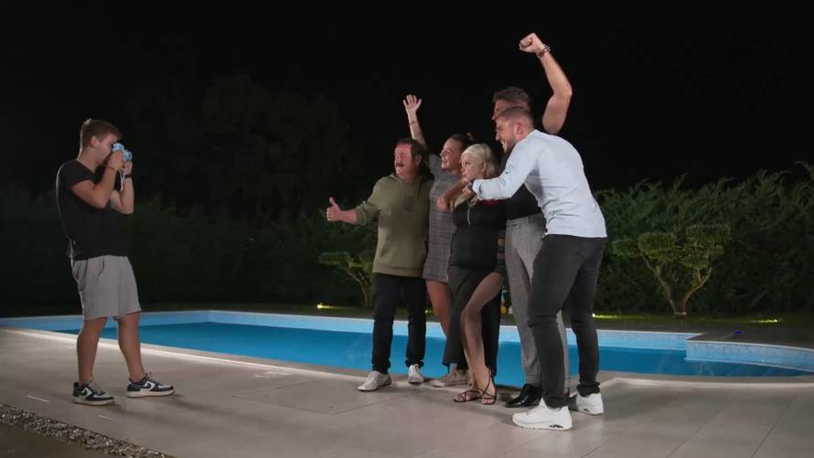 Ekipa u 'Ribi na torti' se fotkala poslije večere, a Nikiti se nisu svidjela jela: 'Najgore do sada'