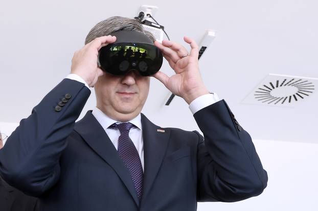 Zagreb: Premijer Plenković isprobao VR naočale