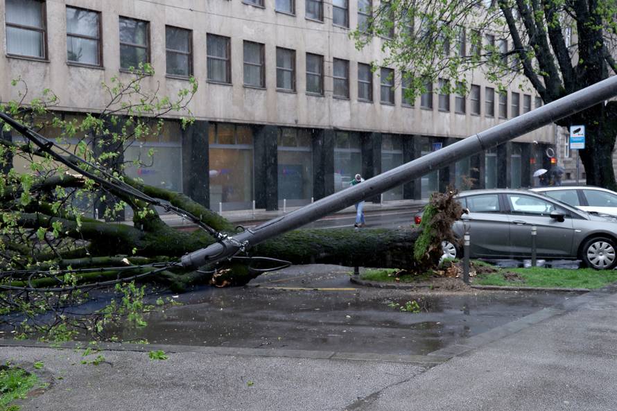 Zagreb:  Nevrijeme i jak vjetar srušili su nekoliko stabala u centru grada