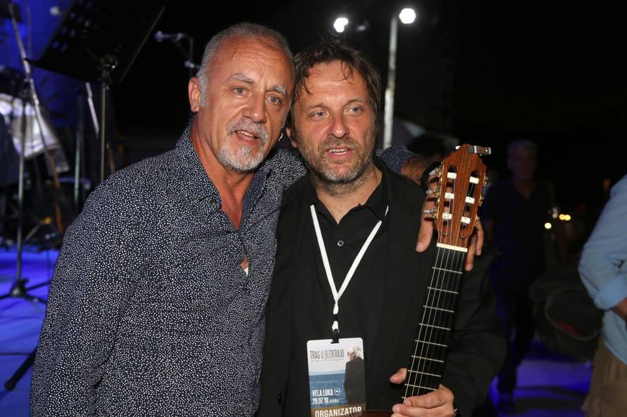 Vela Luka: U sjeÄanje na Olivera DragojeviÄa odrÅ¾an koncert "Trag u beskraju"