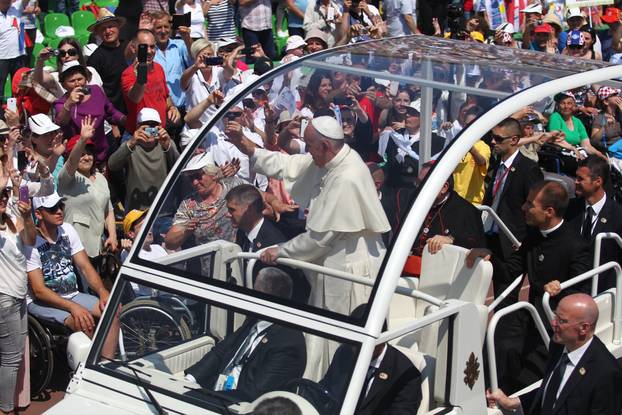 Sarajevo: Jedna ushi?ena vjernica tr?ala uz papomobil kako bi pozdravila papu Franju