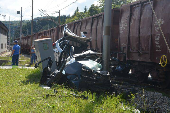 Vlak samljeo BMW kod Delnica, auto se još zabio u stup rasvjete