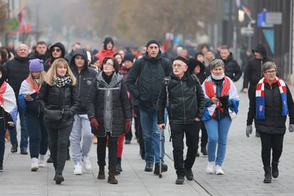 FOTO Šalovi, široki osmijesi i magla: Ljudi iz cijele Hrvatske stigli su u Vukovar na obljetnicu