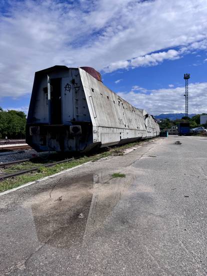 FOTO Zaboravljen i prešaran: Ovaj vlak je kulturno dobro Hrvatske, propada u Splitu...