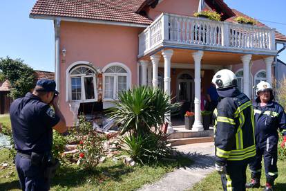 FOTO Užas u Garešnici: Teretnim kamionom se zabio u obiteljsku kuću, stavili stup da se ne uruši