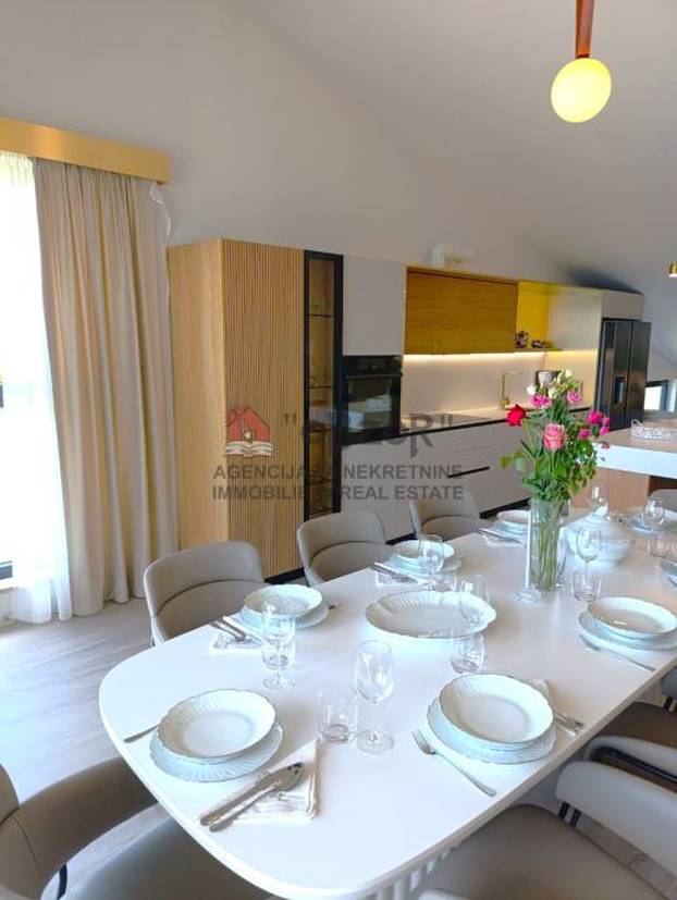 FOTO Ekskluziva! Prodaje se penthouse prvi red do mora, dvije etaže su povezane liftom