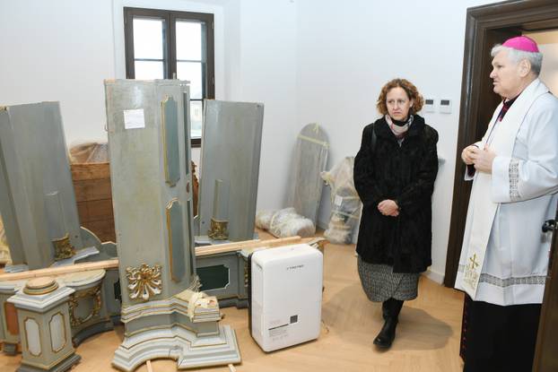 Sisak: Sisački biskup Vlado Kosić blagoslovio je župnu kuću, danas čuvaonicu župe sv. Marije Magdalene u Selima