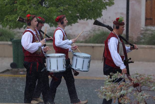 Sinj: Zbog jakog pljuska odgođena 310. Sinjska alka