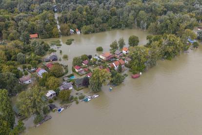 Pogledajte galeriju: Zeleni otok kod Batine potpuno odsječen, vodostaj Dunava i dalje raste