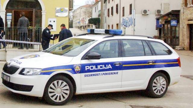Policajci jurili na očevid  kod Pule, pa autom izletjeli s ceste