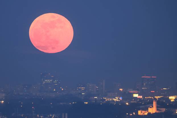 Krvavi Mjesec tijekom potpune pomrčine Mjeseca iznad Samobora 