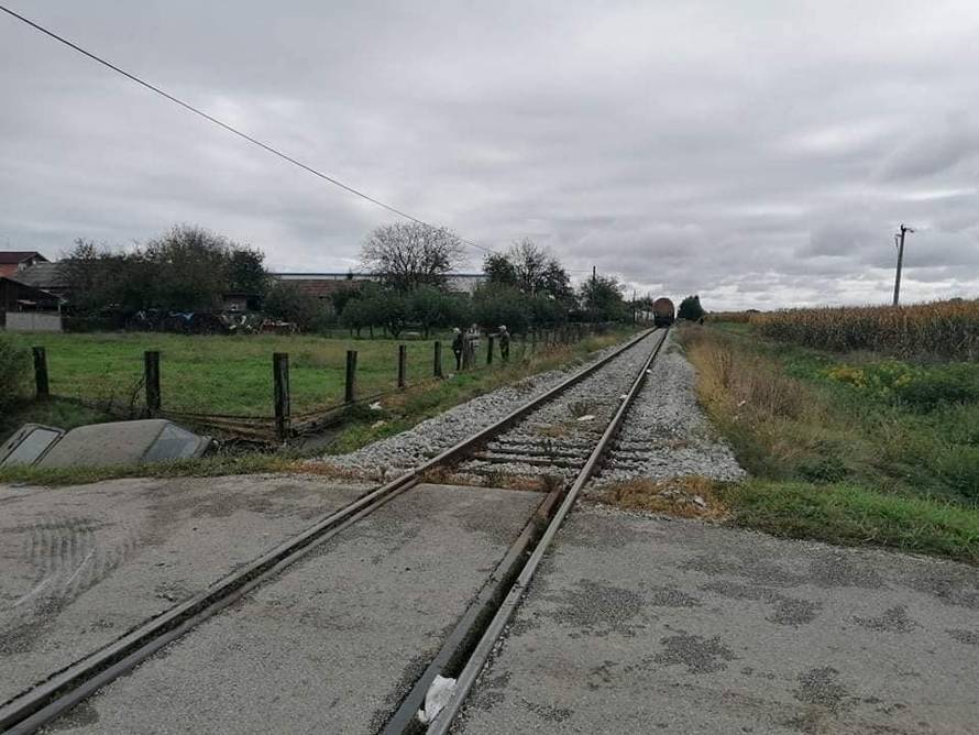 Teretni vlak naletio na auto kod Varaždina, dvoje ljudi u bolnici