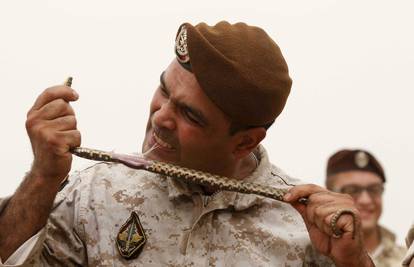 Libanonski vojnici jedu žive zmije i odvlače oklopna vozila