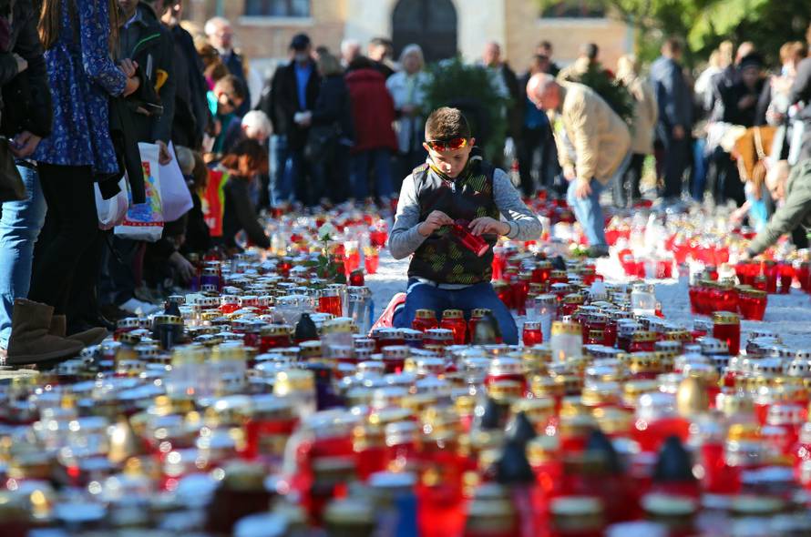 Dan je Svih svetih: Pogledajte fotografije s hrvatskih groblja