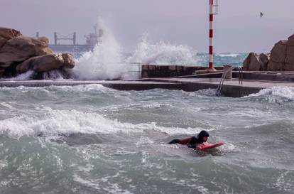 FOTO Snažno jugo nije omelo kupače na splitskim Bačvicama