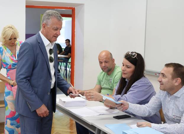 Šibenik: Petar Baranoviæ,kandidat za župana Šibensko-kninske županije glasovao.