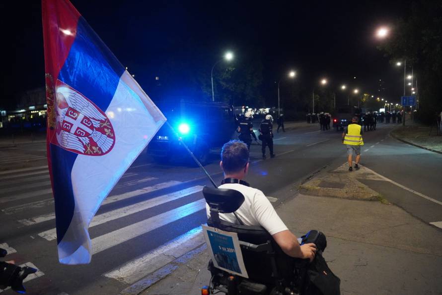 Policija i vojska suzavcima rastjerala okupljene prosvjednike u Novom Beogradu