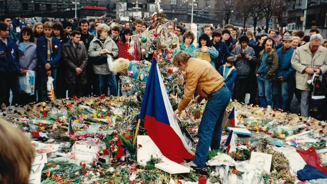 Pad komunizma: Česi i Slovaci razišli su se nenasilno i mirno