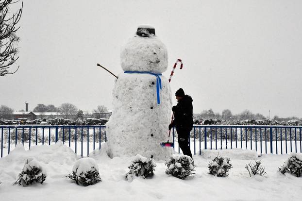 VIDEO Još jedan mega snjegović niknuo u Slavoniji. Visok je tri i pol metra i postao hit u Brodu