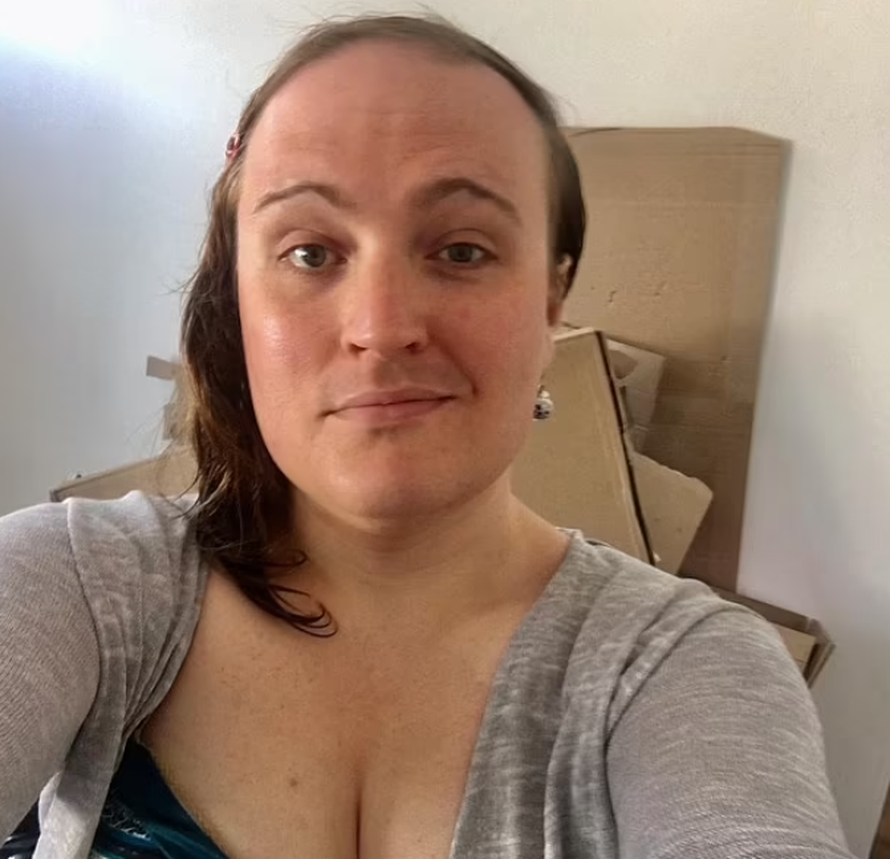 Bingo je nebinarni svećenik koji ima troje djece i ruši tabue: 'Isus voli svjetlucavo sjenilo'