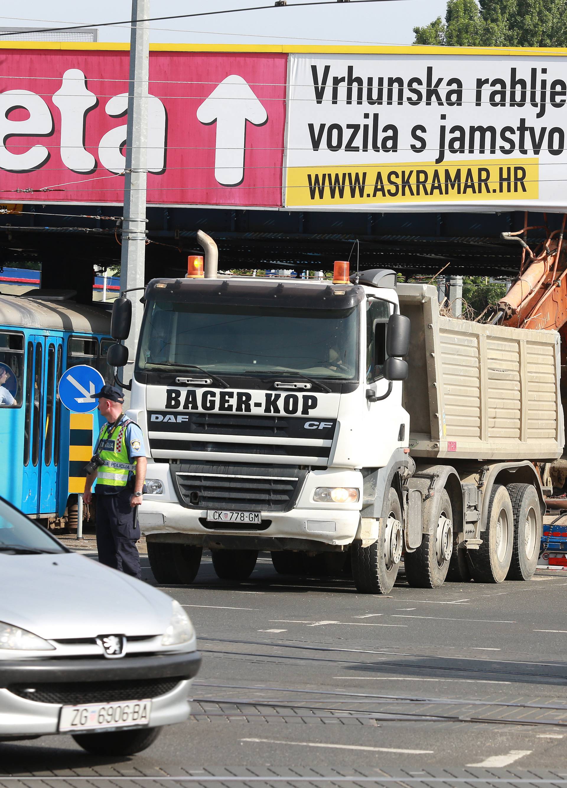 Kamion s bagerom zapeo za nadvožnjak na Držićevoj aveniji