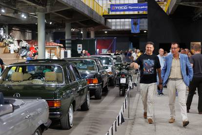 Rijeka: U zgradi Exportdrva otvorena izložba oldtimera