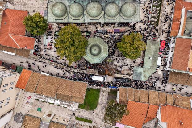 Sarajevo: Pogled iz zraka na dženazu za Halida Bešlića u Gazi Husrev-begovoj džamiji