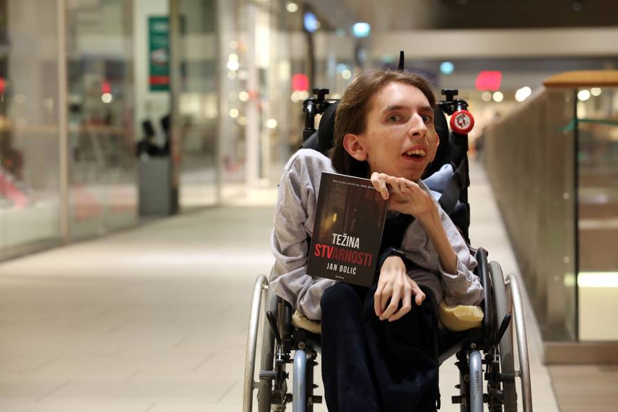 Jan može micati samo 2 prsta: Bolest mi neće oduzeti pisanje