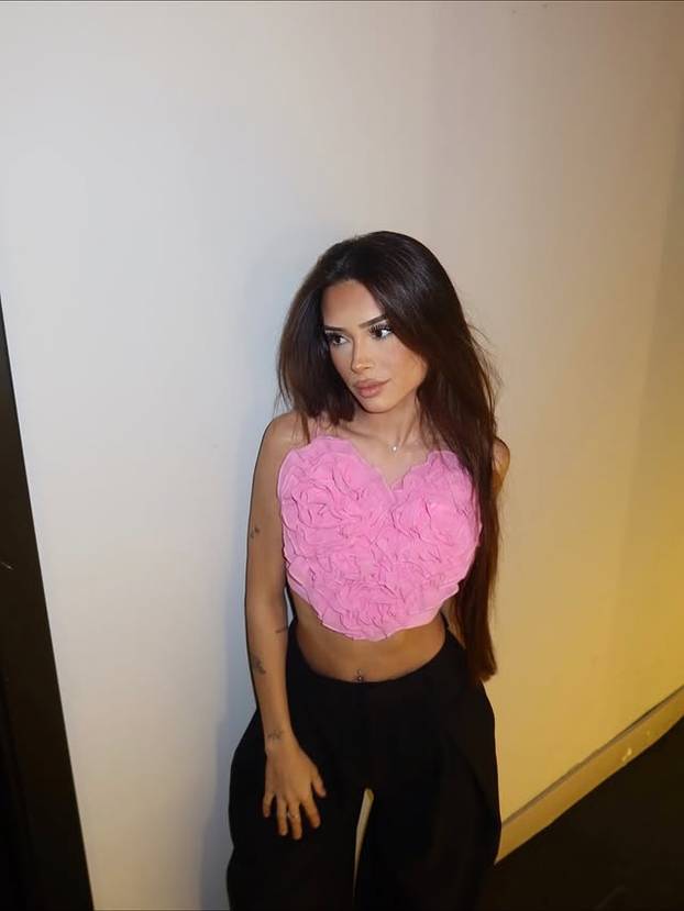 FOTO Tko je ova tajanstvena ljepotica? Društvene mreže gore zbog fotki u oskudnom bikiniju