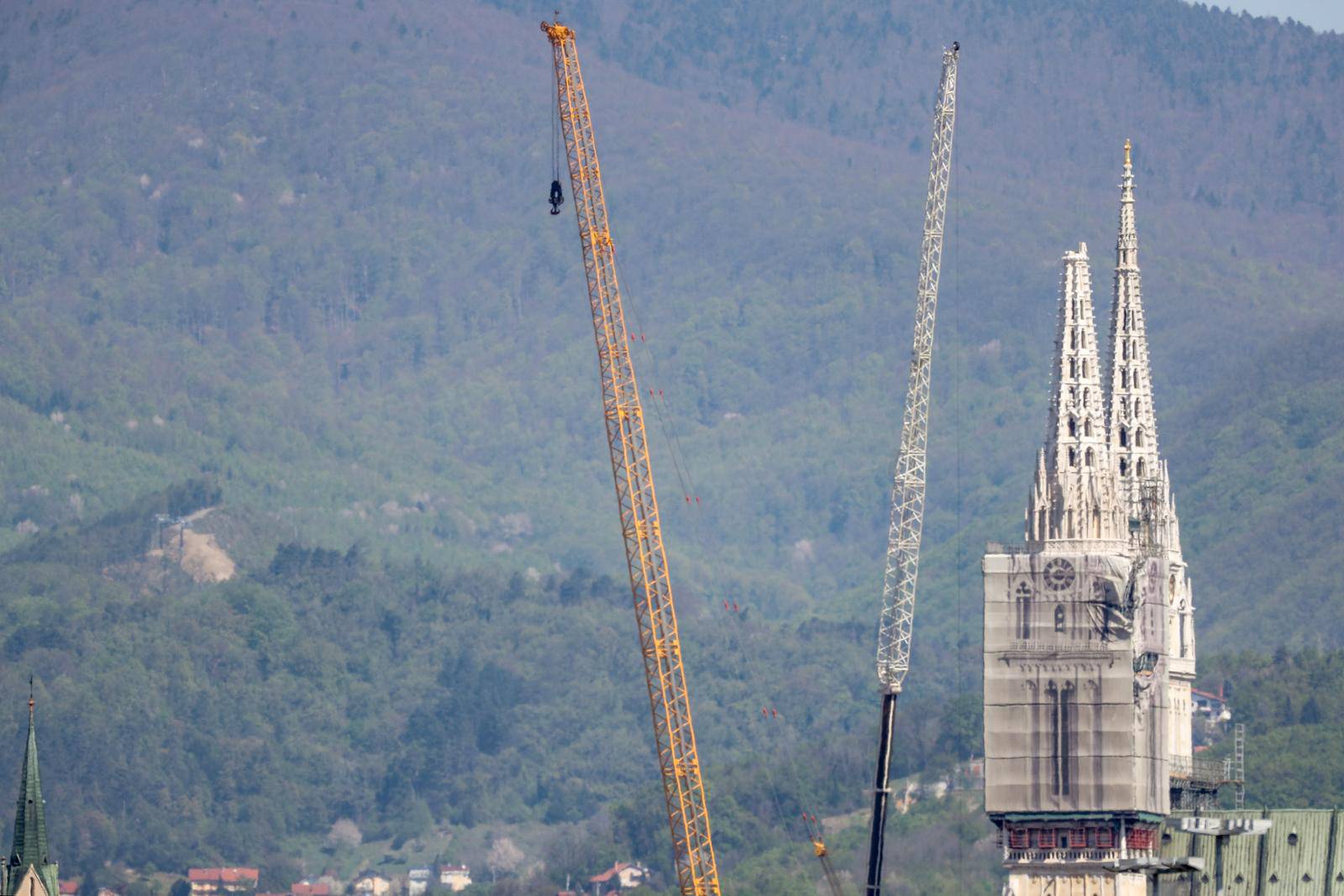 Zagreb: Ispred katedrale postavljena dizalica kojom će se sanirati šteta
