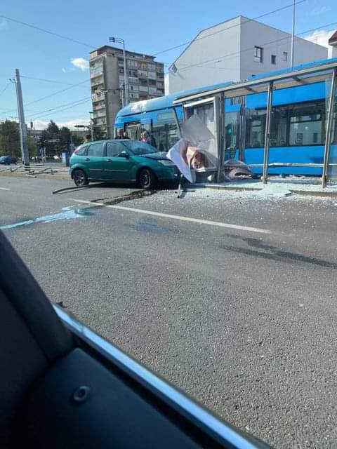 Autom se zabio u stanicu: 'Sreća da nitko nije stradao! Oštetio je tramvaj, razbio staklo, ogradu'