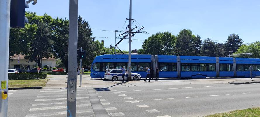 DRAMA NA JARUNU Sudar policijskog auta i tramvaja koji je iskočio: 'Putnici su vrištali'