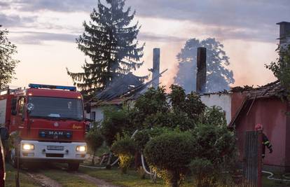 Planula je kuća kod Osijeka: Gašenje požara je u tijeku