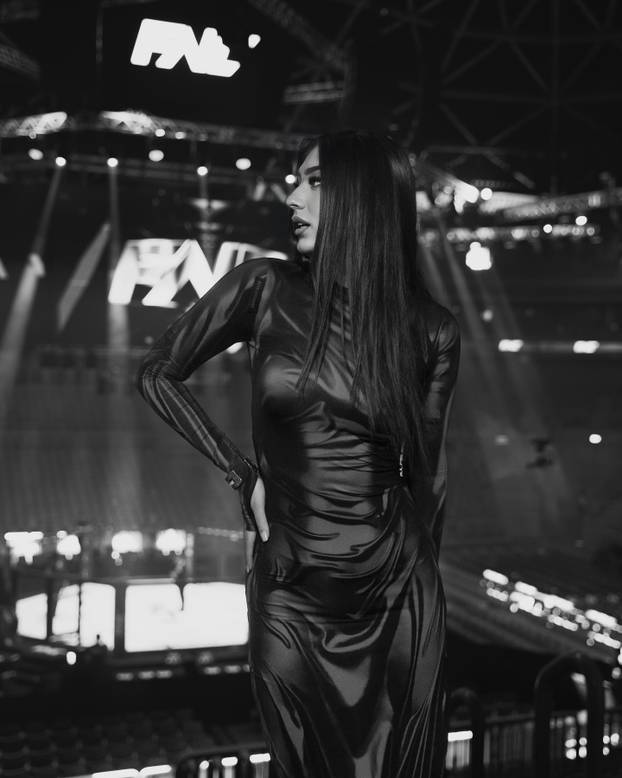 FOTO Hrvatica 'privodi' zvijezde FNC-a pred kameru, odjenula i dres Partizana: 'Neki će hejtati'