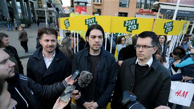 Zagreb: Å½ivi zid na glavnom Trgu govorio o ministrici MurganiÄ i centrima za socijalnu skrb