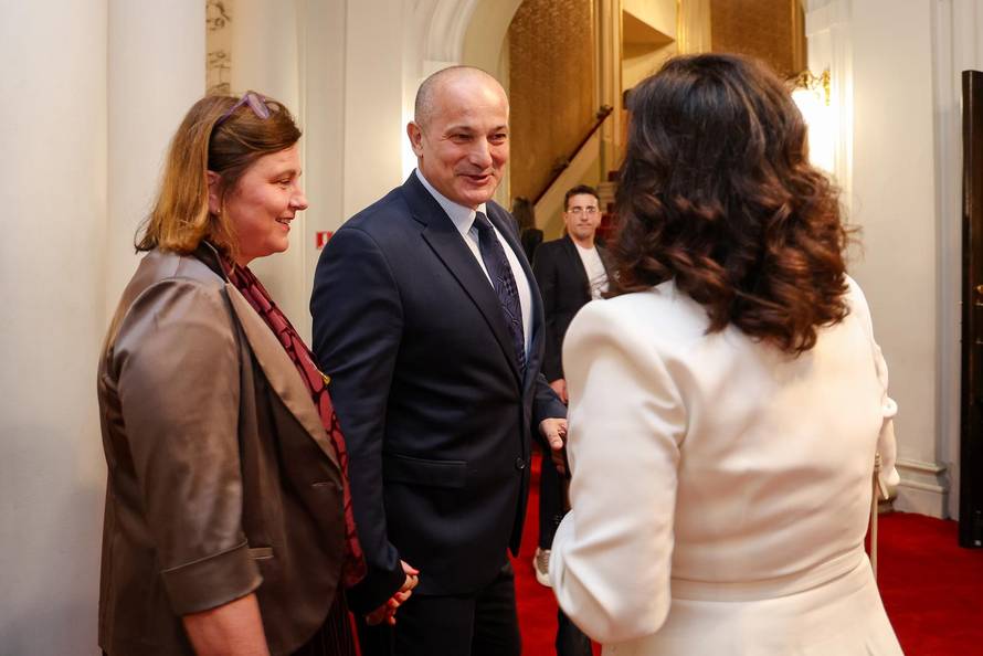 Zagreb: Poznati na premijeri predstave "Idealan muž"
