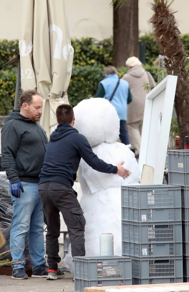 Zagreb: Snjegović tužno promatra kraj božićne i novogodišnje priče