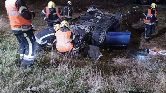 Teška nesreća na obilaznici u Zagrebu: Auto završio na krovu, troje ljudi prevezli u bolnicu