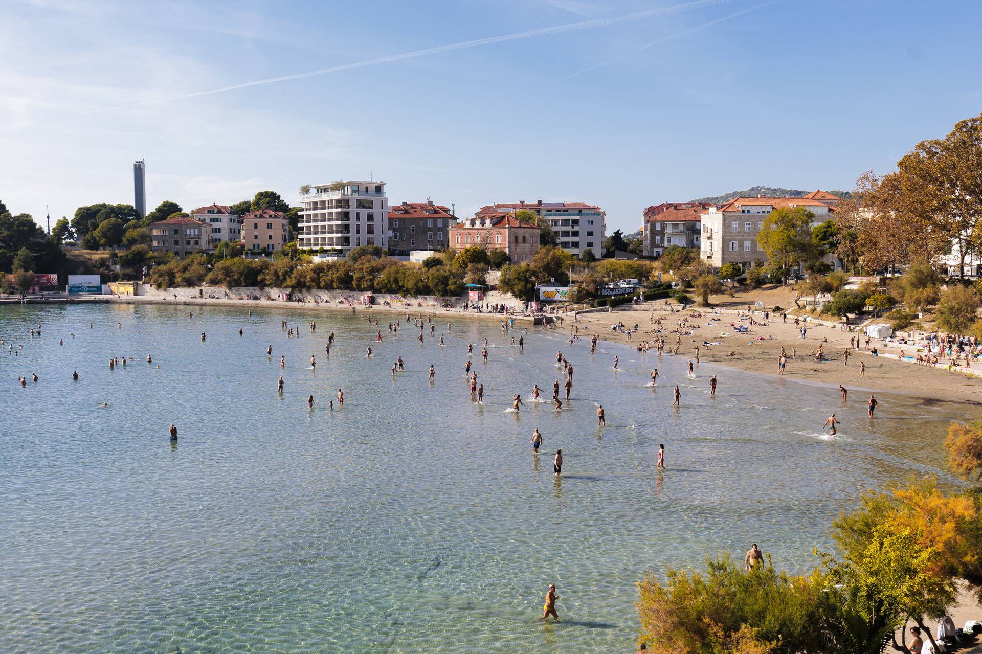 Splićani iskoristili iznadprosječno toplo vrijeme za kupanje na Bačvicama