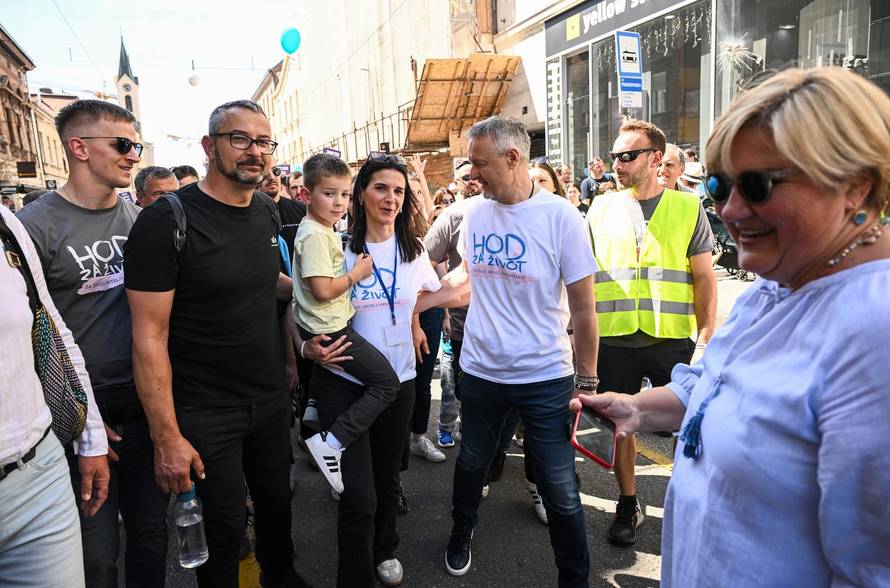 Zagreb: Marko Perković Thompson i supruga Sandra sudjelovali u Hodu za život