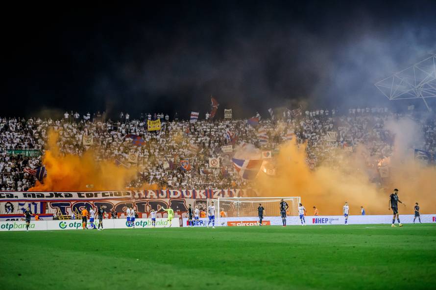 Split: Bakljada tijekom utakmice između Hajduka i Dinama