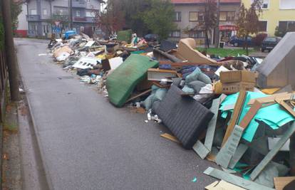 Zagreb: Zbog gomile otpada jedva se može prolaziti ulicom 