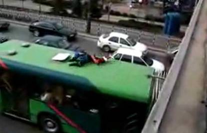 Bugarska: Mladić skočio s mosta na krov autobusa