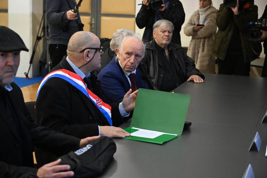 Zagreb: Dražen Keleminec predao je potpise za predsjedničku kandidaturu DIP-u