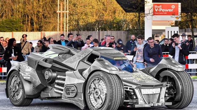 Lamborghini pretvorili u pravi Batmobile koji juri 320 na sat