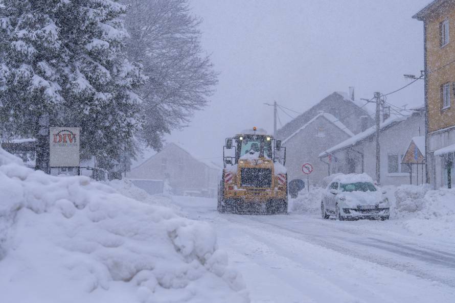 U Vrhovinama i Babinom Potoku palo je oko 50 do 80 cm snijega 