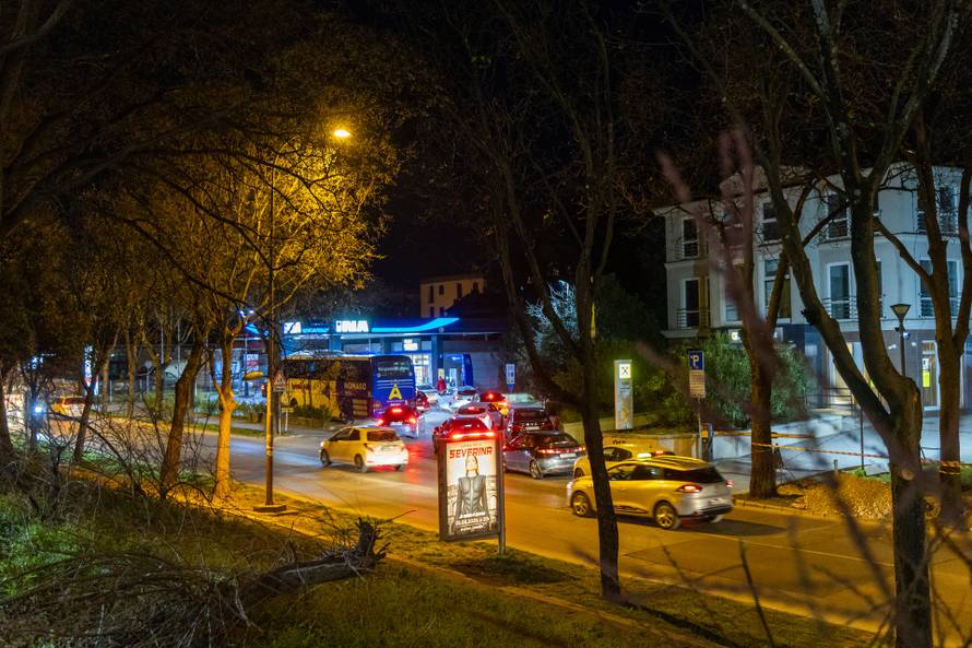 Pula: Automobili na benzinskim pumpama uoči sutrašnjeg poskupljenja benzina