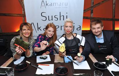 Antonija Blaće i Nataša Janjić napravile svoj prvi sushi!